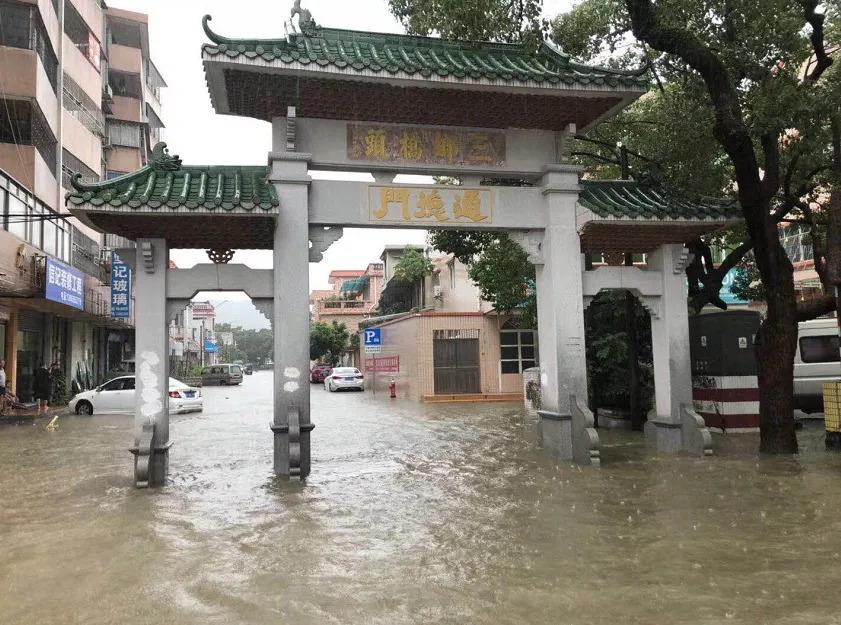 应对暴雨红色预警，极端天气挑战应对策略